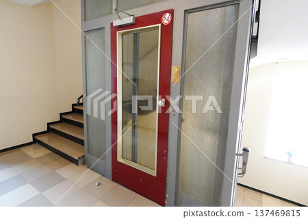 Manual door elevator (Germany) Manual door elevator (Germany) 137469815