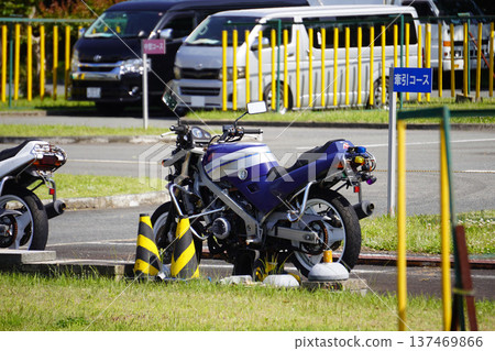 駕訓班的常規訓練車輛(普通摩托車) 駕訓班的常規訓練車輛(普通摩托車) 137469866