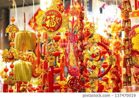 文化慶典百科全書：房間內懸掛的紅燈籠和來自中國的裝飾品的特別圖片 137470019