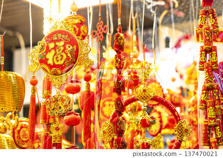 Culture Celebration Encyclopedia: Special picture of red lanterns hanging inside the room and decorations from China Culture Celebration Encyclopedia: Special picture of red lanterns hanging inside the room and decorations from China 137470021