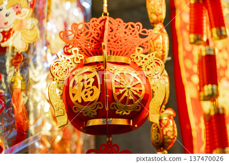 文化慶典百科全書：房間內懸掛的紅燈籠和來自中國的裝飾品的特別圖片 137470026