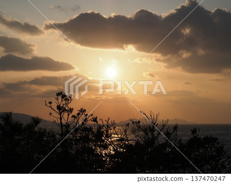 The setting sunset The setting sunset 137470247