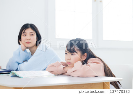 家長和孩子因學習問題而爭吵 137470383
