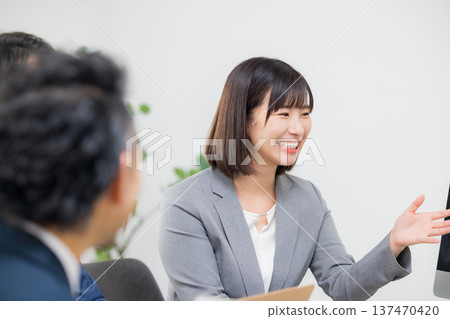 在辦公室工作的女商人 137470420