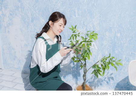有圍裙的微笑的一名婦女 137470445