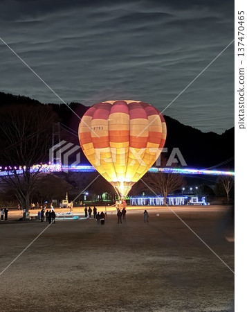 Hot air balloon floating Hot air balloon floating 137470465