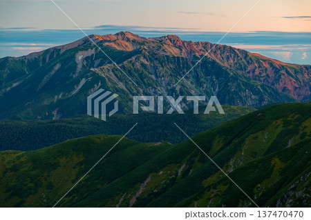從北阿爾卑斯山的雙六山眺望藥師山的黎明景色 從北阿爾卑斯山的雙六山眺望藥師山的黎明景色 137470470