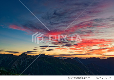 清晨的雲霧從北阿爾卑斯山脈的雙六岳以及鷲羽岳至劍岳的山脊線映入眼簾。 清晨的雲霧從北阿爾卑斯山脈的雙六岳以及鷲羽岳至劍岳的山脊線映入眼簾。 137470706