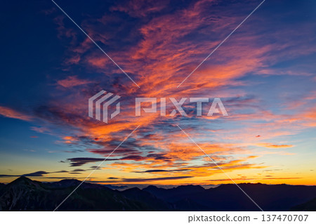 清晨的雲霧從北阿爾卑斯山脈的雙六岳以及鷲羽岳至劍岳的山脊線映入眼簾。 清晨的雲霧從北阿爾卑斯山脈的雙六岳以及鷲羽岳至劍岳的山脊線映入眼簾。 137470707