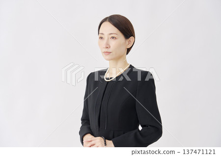 身著喪服的女子肖像，白色背景 137471121