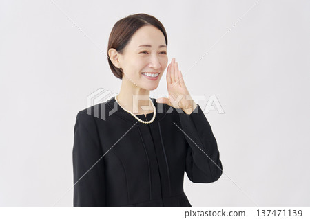 一位身著喪服的女子在白色背景前說話 137471139