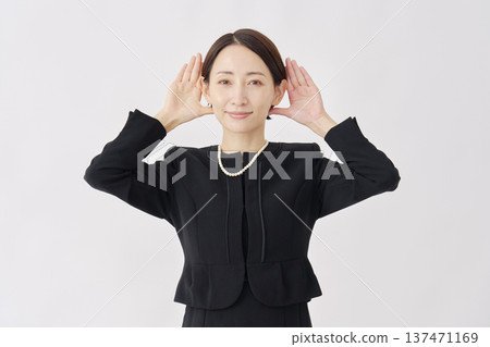 身著喪服的女子，聆聽的手勢，白色背景 137471169