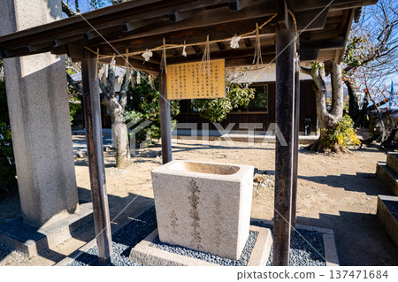 Scenery of the water basin at Iwatohime Shrine (Ako City) Scenery of the water basin at Iwatohime Shrine (Ako City) 137471684