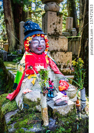 高野山奧之院：寺廟入口處的化妝地藏菩薩像 137472633