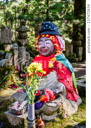 高野山奧之院:寺廟入口處的化妝地藏菩薩像 高野山奧之院:寺廟入口處的化妝地藏菩薩像 137472634