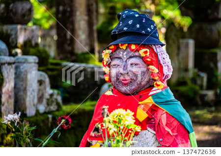 高野山奧之院：寺廟入口處的化妝地藏菩薩像 137472636
