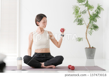 做啞鈴訓練的女性 137473018