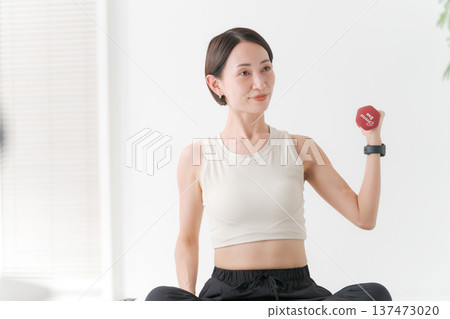 Women who do dumbbell training 137473020