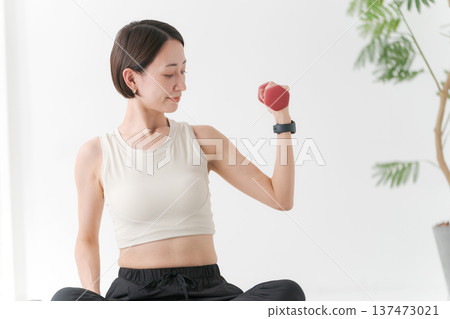 做啞鈴訓練的女性 137473021