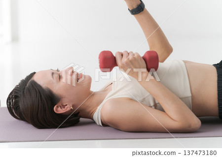 Women who train muscles with dumbbells Women who train muscles with dumbbells 137473180