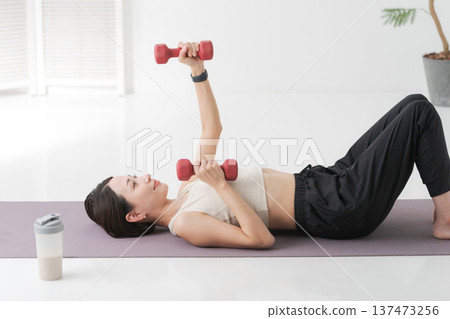 Women who train muscles with dumbbells Women who train muscles with dumbbells 137473256