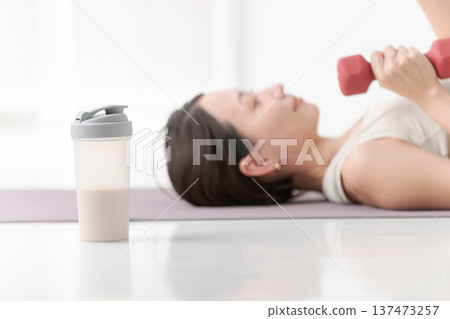 Women who train muscles with dumbbells Women who train muscles with dumbbells 137473257
