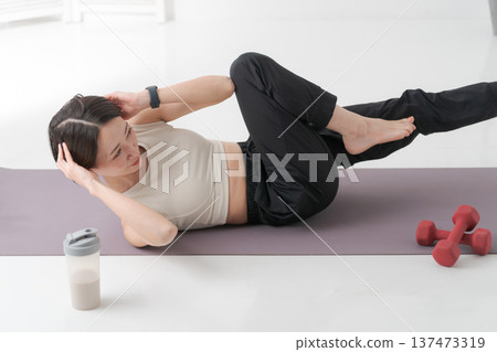 做肌肉訓練的女人 137473319