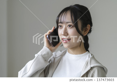 一個微笑的少婦談話在智能手機 137473603