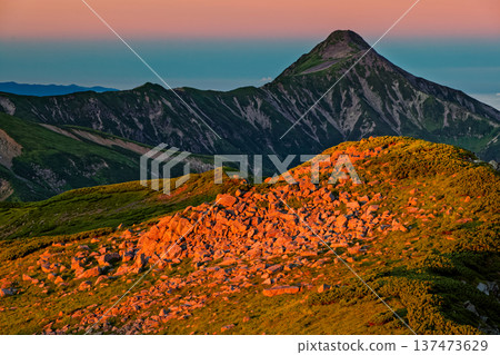 Mount Kasagatake at dawn as seen from Mount Sugoroku in the Northern Alps 137473629