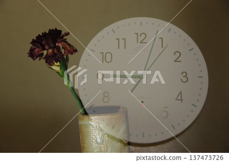 枯萎的花朵和一座鐘 137473726