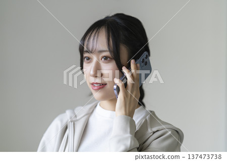 一個微笑的少婦談話在智能手機 137473738