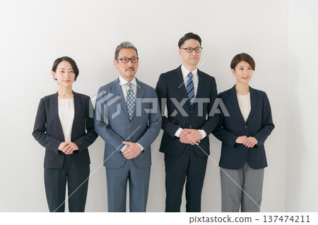 4名商務人士 137474211