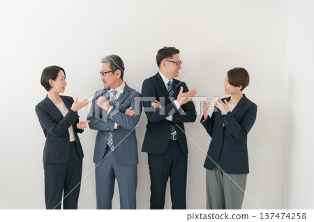 Businesspeople who talk to chat Businesspeople who talk to chat 137474258