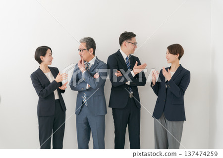 Businesspeople who talk to chat Businesspeople who talk to chat 137474259