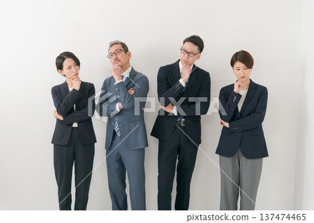 四位面露憂色的商人 四位面露憂色的商人 137474465