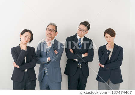 四位面露憂色的商人 四位面露憂色的商人 137474467