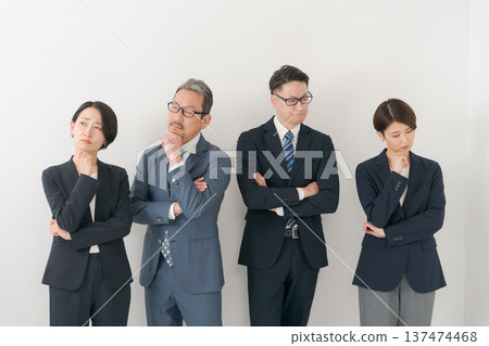 四位面露憂色的商人 四位面露憂色的商人 137474468