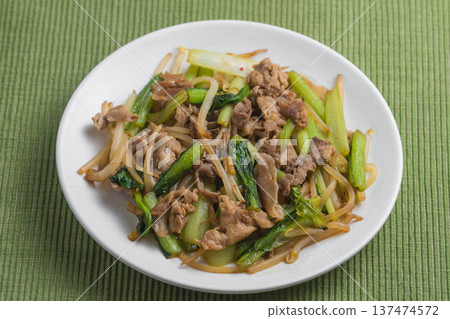 炒小松菜、豆芽菜和豬肉 炒小松菜、豆芽菜和豬肉 137474572