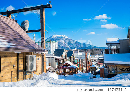 在北海道阿寒縣愛努市，可以看到擺放在一起的木雕民間藝術品和傳統工藝品。 137475141