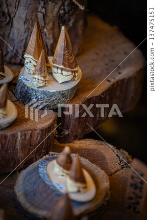 在北海道阿寒縣愛努市，可以看到擺放在一起的木雕民間藝術品和傳統工藝品。 137475151