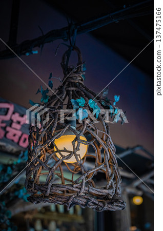 在北海道阿寒縣愛努市，可以看到擺放在一起的木雕民間藝術品和傳統工藝品。 137475166