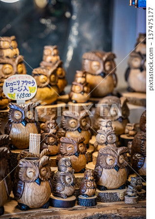 在北海道阿寒縣愛努市,可以看到擺放在一起的木雕民間藝術品和傳統工藝品。 在北海道阿寒縣愛努市,可以看到擺放在一起的木雕民間藝術品和傳統工藝品。 137475177