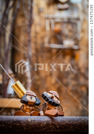 在北海道阿寒縣愛努市，可以看到擺放在一起的木雕民間藝術品和傳統工藝品。 137475195