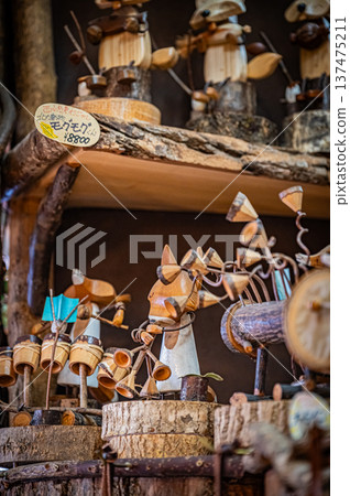 在北海道阿寒縣愛努市，可以看到擺放在一起的木雕民間藝術品和傳統工藝品。 137475211