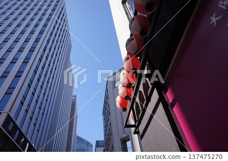 建築物間的紅燈籠 建築物間的紅燈籠 137475270