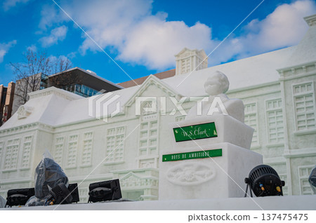 札幌冰雪節上，巨大的雪雕在藍天下巍峨聳立（北海道札幌市） 137475475