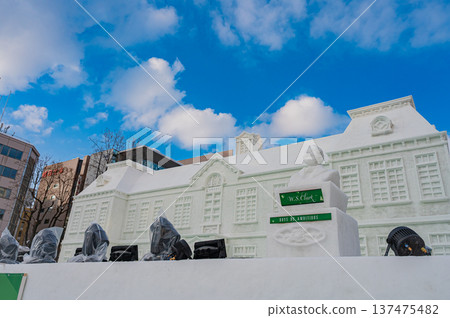 札幌冰雪節上，巨大的雪雕在藍天下巍峨聳立（北海道札幌市） 137475482