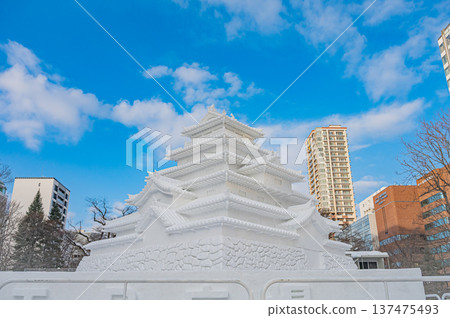 札幌冰雪節上,巨大的雪雕在藍天下巍峨聳立(北海道札幌市) 札幌冰雪節上,巨大的雪雕在藍天下巍峨聳立(北海道札幌市) 137475493