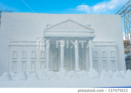 札幌冰雪節上，巨大的雪雕在藍天下巍峨聳立（北海道札幌市） 137475615