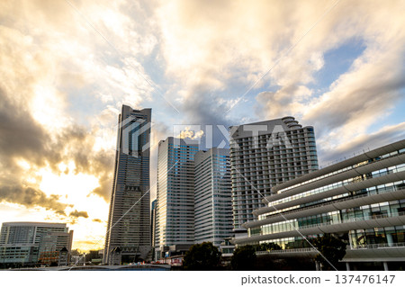 橫濱地標塔在夜空中閃耀 137476147